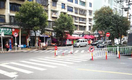 建设北路与尖山路交叉口设置的禁止标志牌。