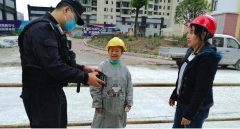 两名建筑女工将捡到的钱包交给民警。(警方供图)