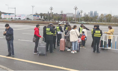 贵阳北站前,行人横穿马路,被交警逮个正着。
