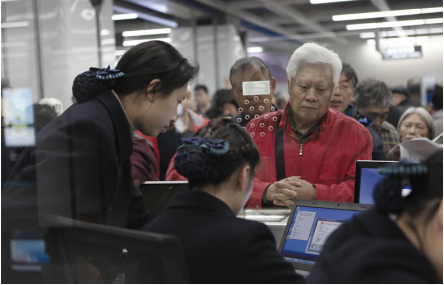工作人员正在满负荷办理优惠卡手续。