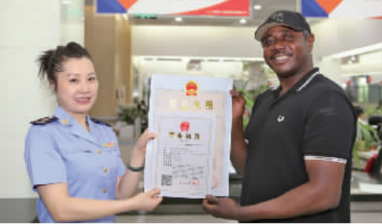 一家外企领到首张外资企业“一口办理”营业执照
