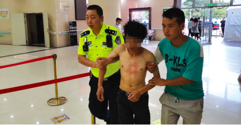 交警将男子送到医院。