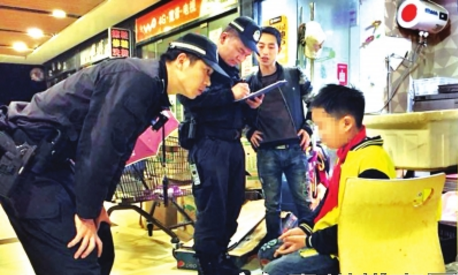 网格民警向小男孩了解情况。