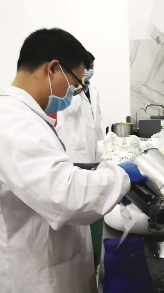 工作人员正在对样品进行制样