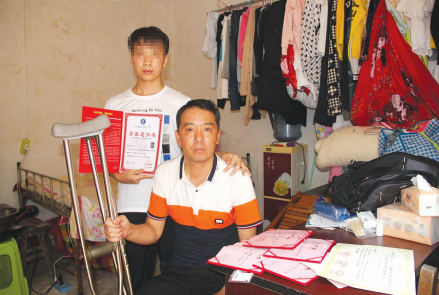夏守荣希望,能送儿子一台笔记本电脑;小光则希望能有医院来帮帮爸爸。