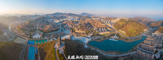 整乡搬迁集中安置点——贵州晴隆县三宝彝族乡阿妹戚托小镇。 贵州日报当代融媒体记者 林民 摄