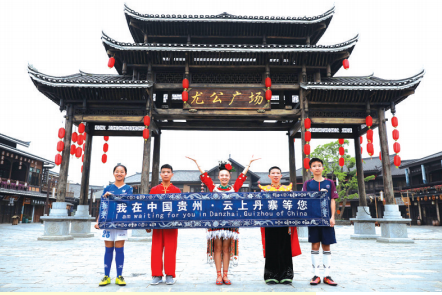 莫秋、王邦健、周露露、杨昌胜、蒋啸(从左到右)在临行前合影。