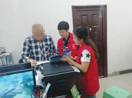 社区禁毒专干和莫某商量以后的就业。