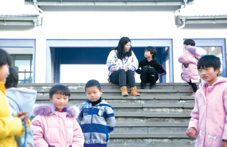 卢小卜正在和孩子谈心。