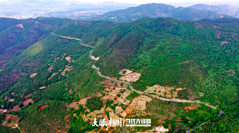 盘旋在威宁自治县玉龙镇飞蛾村的挂壁公路