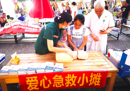 急诊科医生摆起小摊,教市民急救知识。