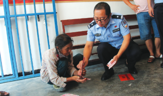 警方向村民返还钱款