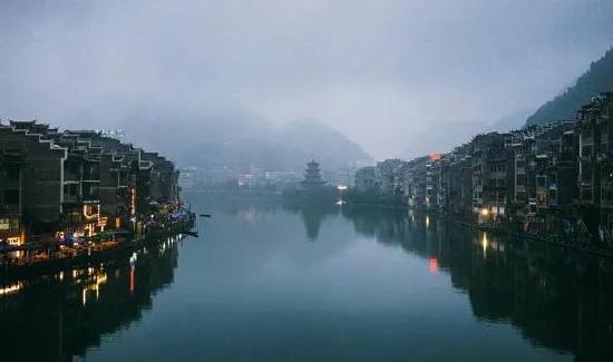 水际云烟都如画,这座小城坐落在青山环抱,水雾缭绕的风景里