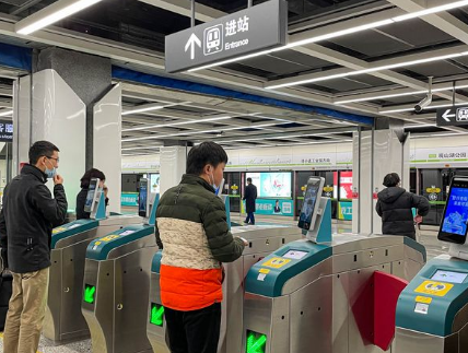 在贵阳地铁站,市民正在刷脸进站乘车。赵妍迪摄