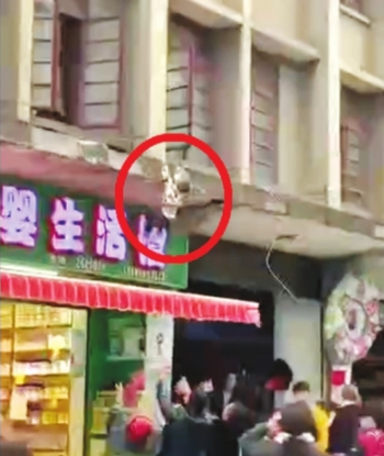 用双手苦苦支撑的小男孩。
