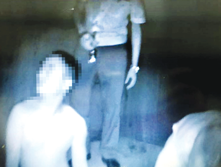 民警靠近男子实施劝救