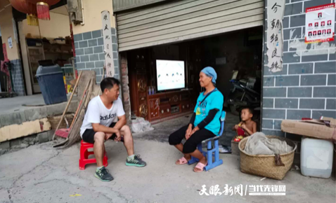 边绕镇坎边村第一书记陈付看望罗正英老人