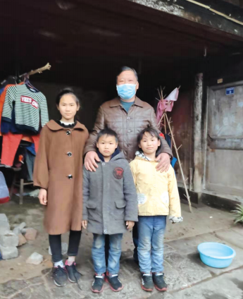 村支书林晓明和三个孩子合影。