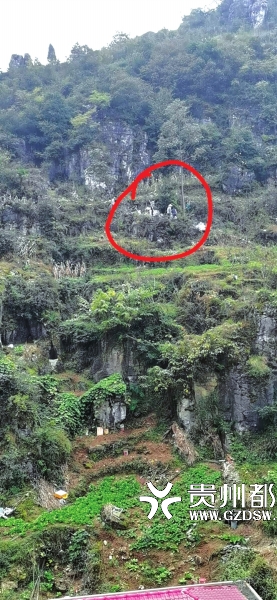 山体半山腰有人在施工。