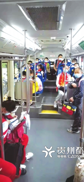 609路公交车在山水黔城三组团接学生上学。