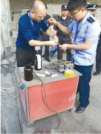 5月11日-16日,荔波县商务、公安、安监等部门联合,成功处置3处无证无照违法销售散装燃油窝点,共处置查封油品4吨,油罐车2辆。图为相关人员正在取样油品
