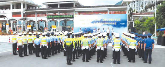 在兰海高速桐梓县松坎省际检查站,遵义市公安交通管理局启动渝黔两地联合整治工作