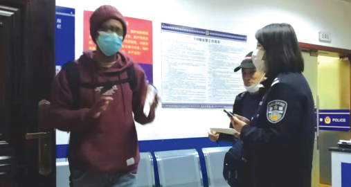 非洲小伙和民警交谈。