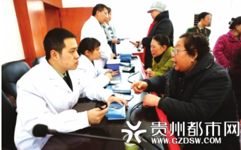 医生看病现场。 都市新闻记者邱凌峰 摄