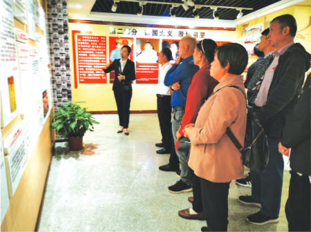 参观见义勇为展览馆