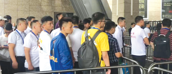 等待安检的市民。