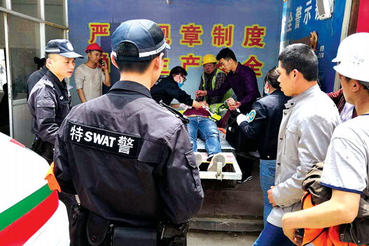 急救医生对伤者进行检查