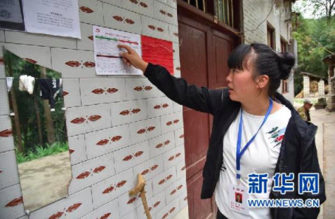 在贵州省毕节市纳雍县锅圈岩苗族彝族乡夹岩村,扶贫队员黄满在走访贫困户(5月23日摄)。新华社记者 骆飞 摄