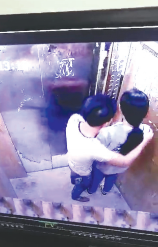 男子突然一把抱住女子。