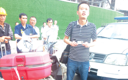 刘某交通违法被交警拦下。（警方供图）