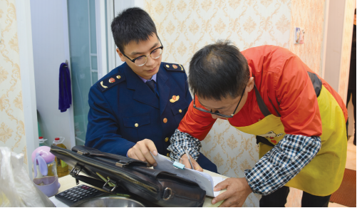检查住改商商户。 许巧英 摄