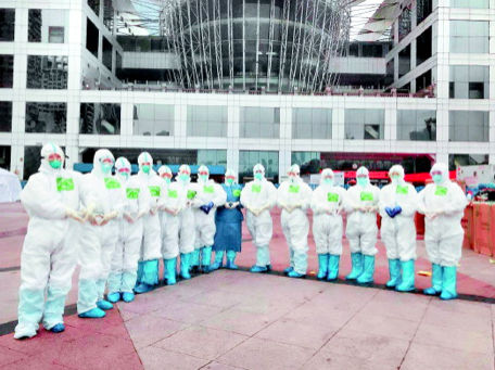 进舱前,部分贵州护理队队员在武汉市江汉方舱医院前记录下难忘瞬间