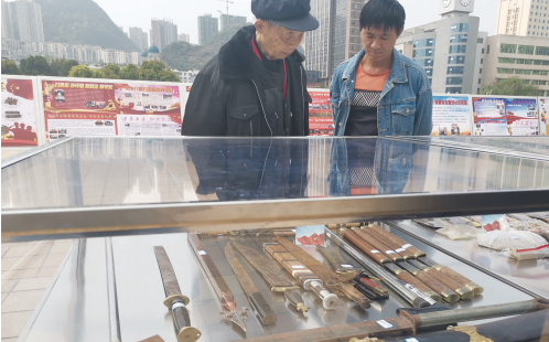 市民参观扫黑除恶成果展