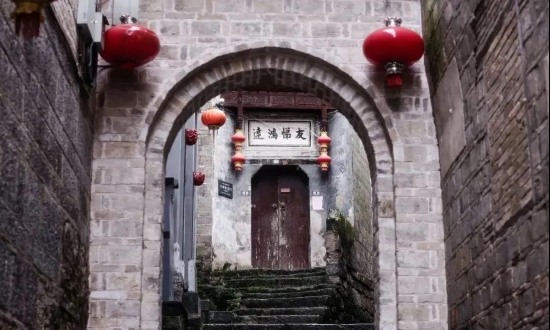 水际云烟都如画,这座小城坐落在青山环抱,水雾缭绕的风景里