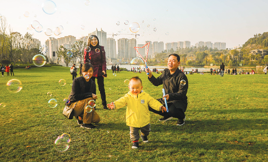 市民在泉湖公园游玩。刘增兵 吴浩 摄