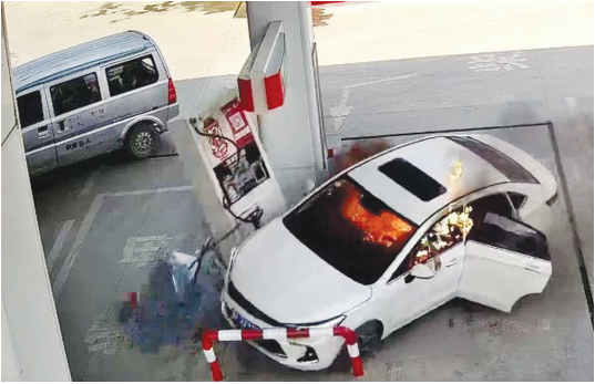 燃着火冲进加油站的白色轿车(监控截图)