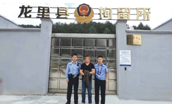 因抽电子烟被处罚的旅客(中)。