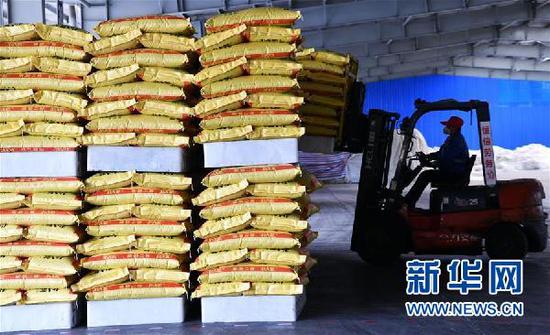 2月12日,贵州磷化集团开磷矿肥有限责任公司工人在生产车间搬运化肥。新华社记者 杨文斌 摄