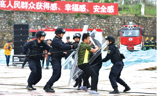 警察将“暴恐分子”制服。