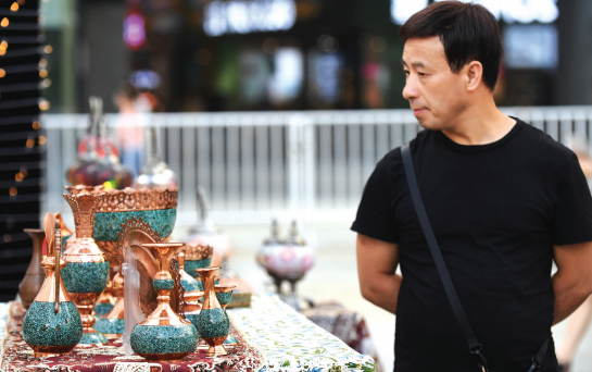 市民在活动现场观赏手工艺品。