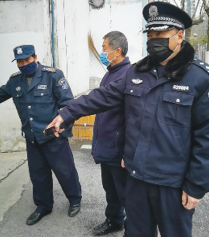 殷天勇在社区排查。