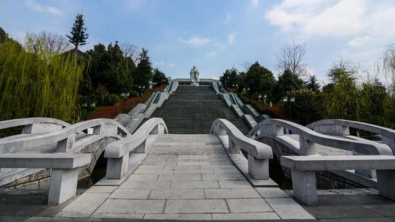 拾级而上,是对儒学的尊敬