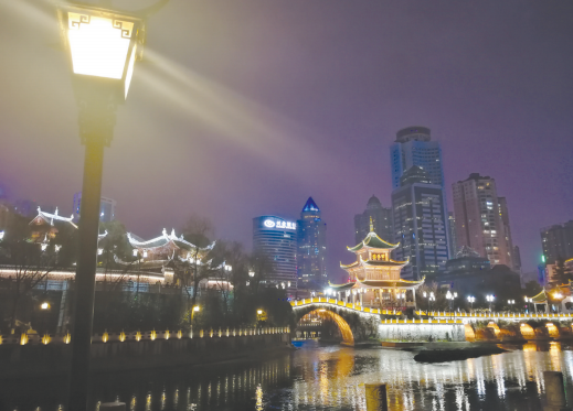贵阳甲秀楼夜景。