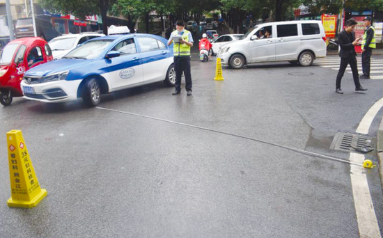 交警勘验事故现场。