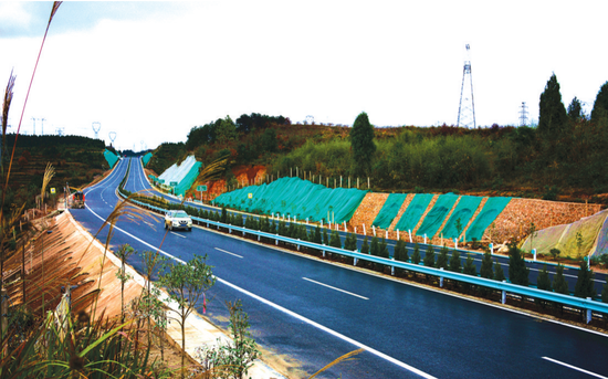 三施公路正在安装波形护栏。