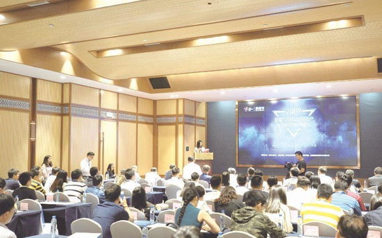 听众爆满的讲座。 贵州日报当代融媒体记者 刘先诚 摄